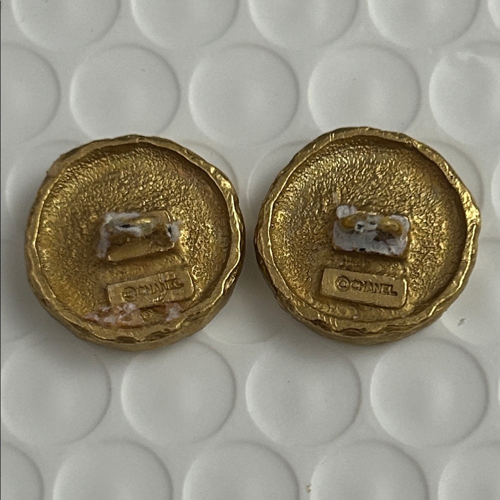 Vintage CHANEL Textured / quilted Gold buttons. Set of 2 - Picture 4 of 4